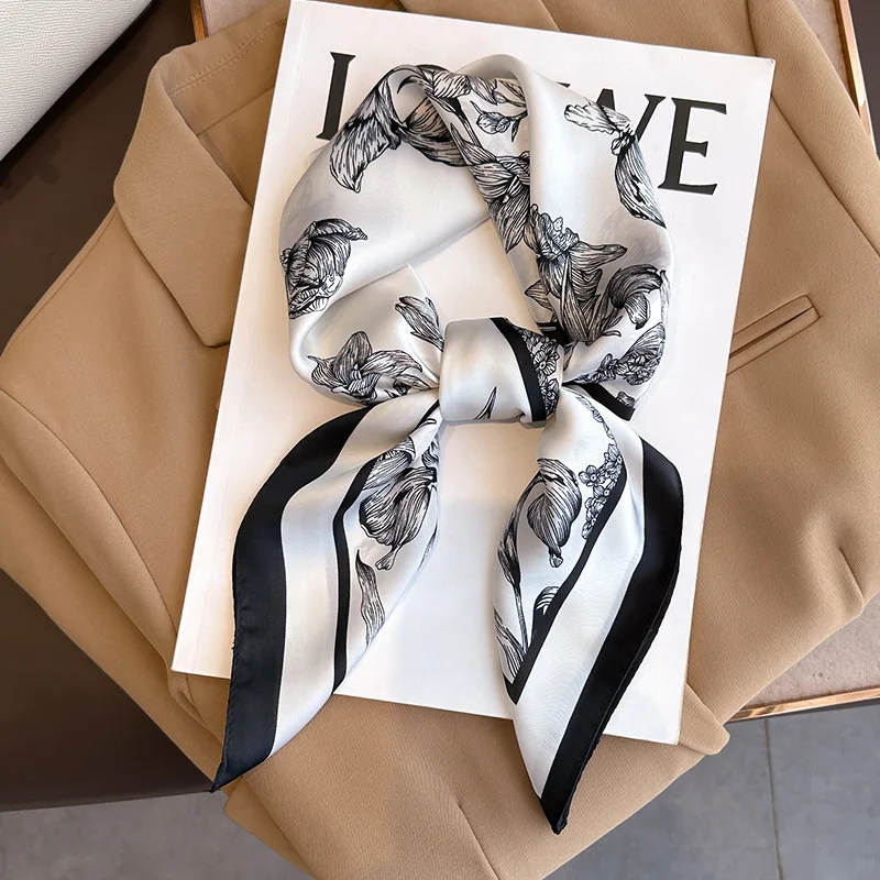 Scarf Silk Neck - وشاح مربع من الحرير المطبوع بالورود